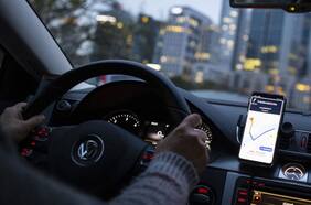 Chofer de Uber denuncia en redes sociales a pasajera por orinar su auto