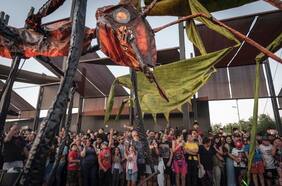 Insectes: el desfile de insectos gigantes que está invadiendo Santiago