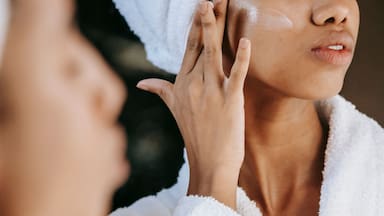 ¿Se puede revertir el envejecimiento de la piel? El nuevo enfoque científico que transforma la cosmética