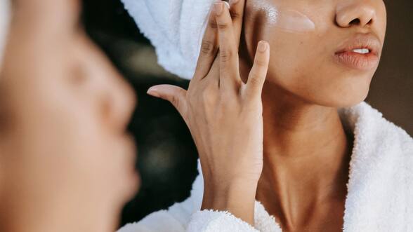 ¿Se puede revertir el envejecimiento de la piel? El nuevo enfoque científico que transforma la cosmética