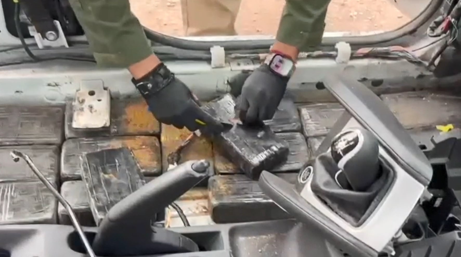 OS-7 Aconcagua de Carabineros detiene a tres sujetos e incauta más de 55 kilos de droga con logo de delfín en La Ligua
