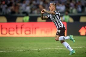 Golazo de Turboman: Eduardo Vargas brilla en Brasil y anota de cabeza en empate del Atlético Mineiro