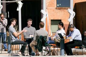 Gobernadores de EE.UU. en rebeldía contra mascarillas y restricciones pese a advertencias de expertos