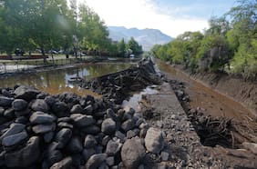 Camino a Farellones se mantiene con tránsito suspendido por trabajos de remoción de piedras y sedimentos tras aluvión
