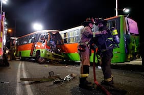 Colisión frontal de microbuses deja dos conductores fallecidos y al menos 21 lesionados en Valparaíso