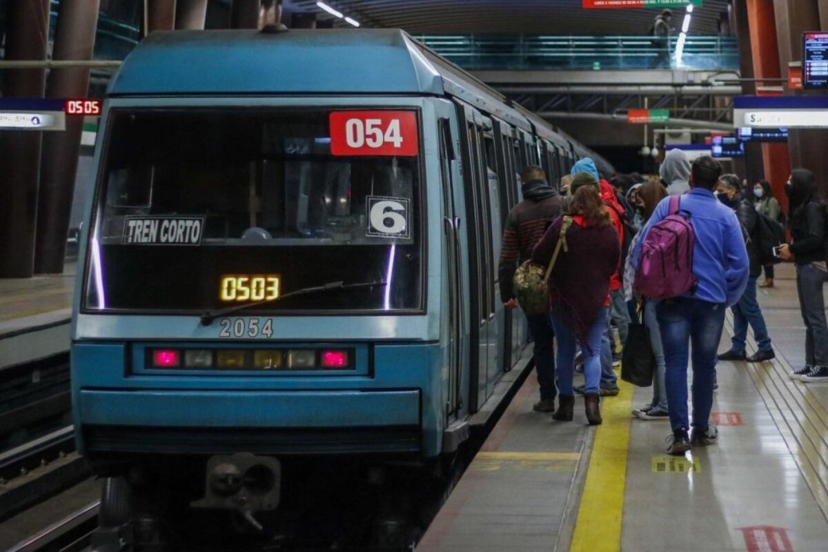 Metro de Santiago informa de servicio parcial en línea 4 por persona en las vías: cinco estaciones cerradas