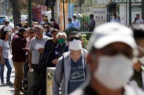 Sondeo de la U. de Chile revela que casi dos tercios de los consultados cree que el ingreso de su hogar bajará en los próximos tres meses