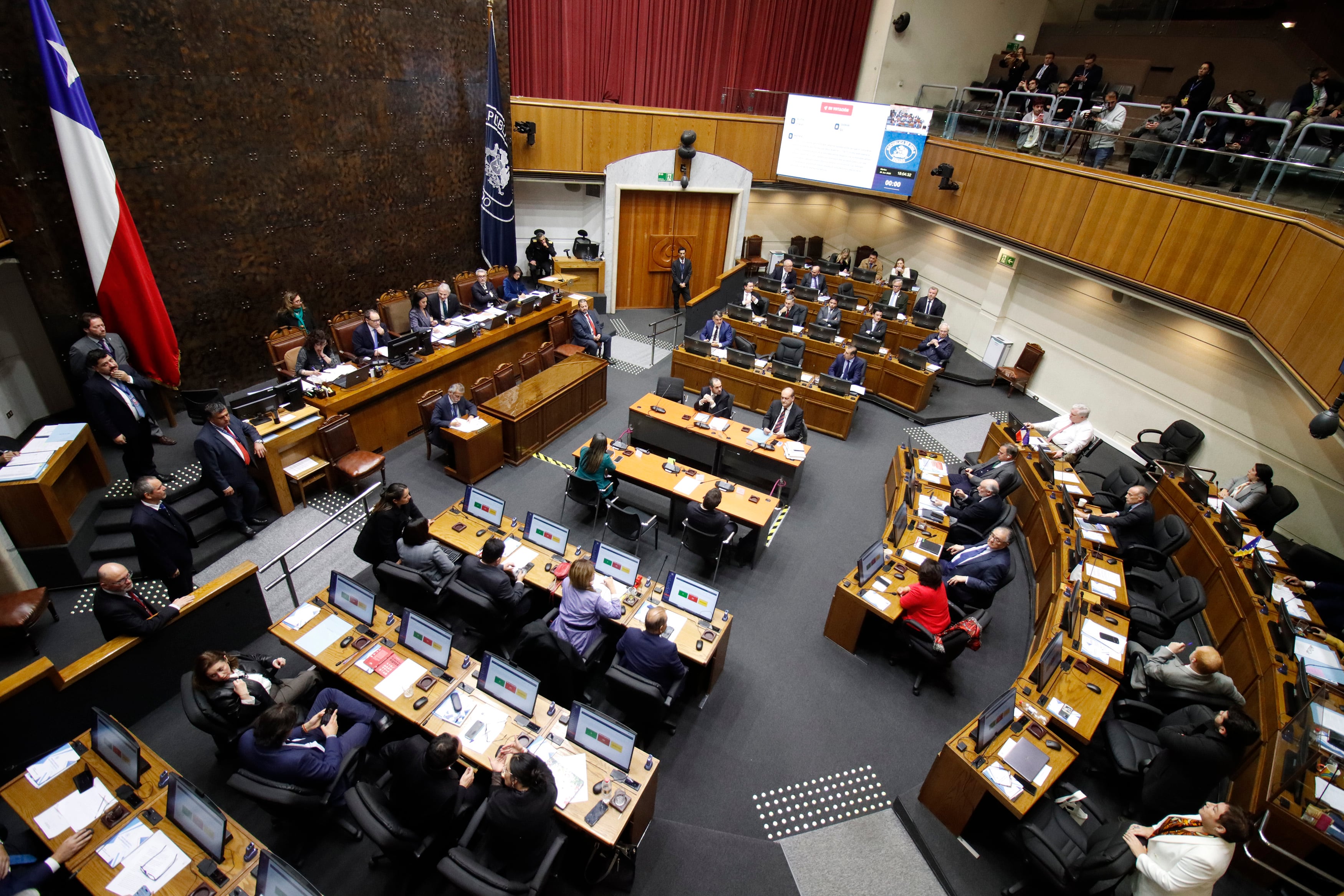 "Nos hicieron pasar un bochorno" y "debe existir diálogo previo": las críticas internas de senadores oficialistas tras rechazo a AC contra Grau