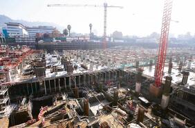 Gobierno permite a constructoras retomar obras con trabajadores que viven en zonas confinadas