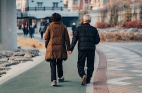 Caminar a diario podría reducir el riesgo de Alzheimer, incluso en personas con predisposición genética