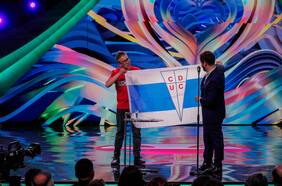 Bandera de la UC firmada por el Presidente Boric es la que logró mayor recaudación en la Lucatón