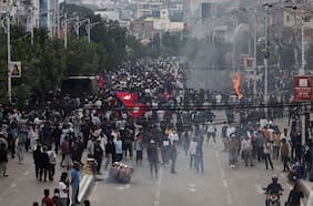 Qué está pasando en Nepal: protestantes incendiaron edificios públicos y quemaron a la esposa de un exministro