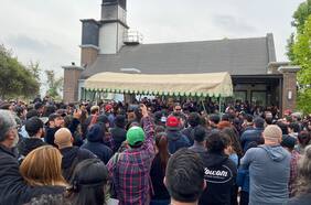 “Nada es justo”: el emotivo y concurrido último adiós de Omar Acosta