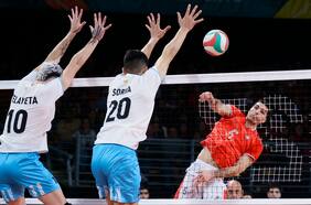 Los Guerreros Rojos avanzan a cuartos de final en el vóleibol a pesar de la caída frente a la potencia de Argentina