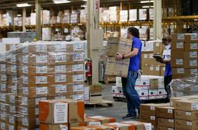 Cara y sello: hospedajes retoman alza pero siguen bajos niveles históricos y envíos de encomiendas no paran de batir récords