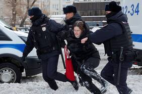 Grupo de derechos humanos denuncia más de 400 detenciones en Rusia por actos en memoria de Navalny