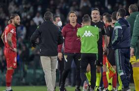 Jugadores de Betis contra DT de Sevilla: “Incitaba a Jordán a ‘marearse y tirarse al suelo’”