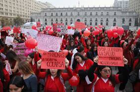 “Puede aumentar la mortalidad infantil con esta norma”: Colegio de Matronas se manifiesta frente a La Moneda por nuevo decreto del Minsal