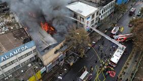 Incendio afecta locales comerciales cerca de la Estación Central
