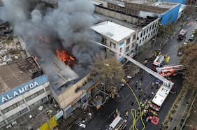 Incendio afecta locales comerciales cerca de la Estación Central