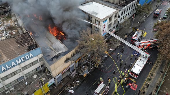 Incendio afecta locales comerciales cerca de la Estación Central