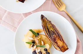 Endibias a la plancha con vinagre balsámico, manzana y pasas