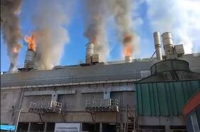 Bomberos trabaja en controlar incendio en papelera de Puente Alto