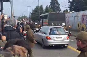 Carroza fúnebre con restos de Sebastián Piñera abandona el SML de Valdivia