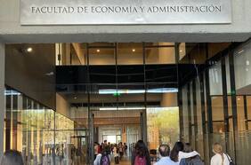 Ranking de escuelas de Economía: UC vuelve al top 100 mundial y lidera en América Latina