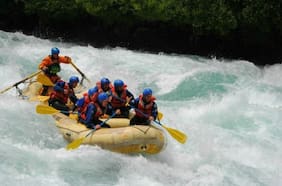 Tragedia en Pucón: un estudiante fallecido y otros tres heridos tras volcamiento de balsa mientras hacían rafting en el río Liucura