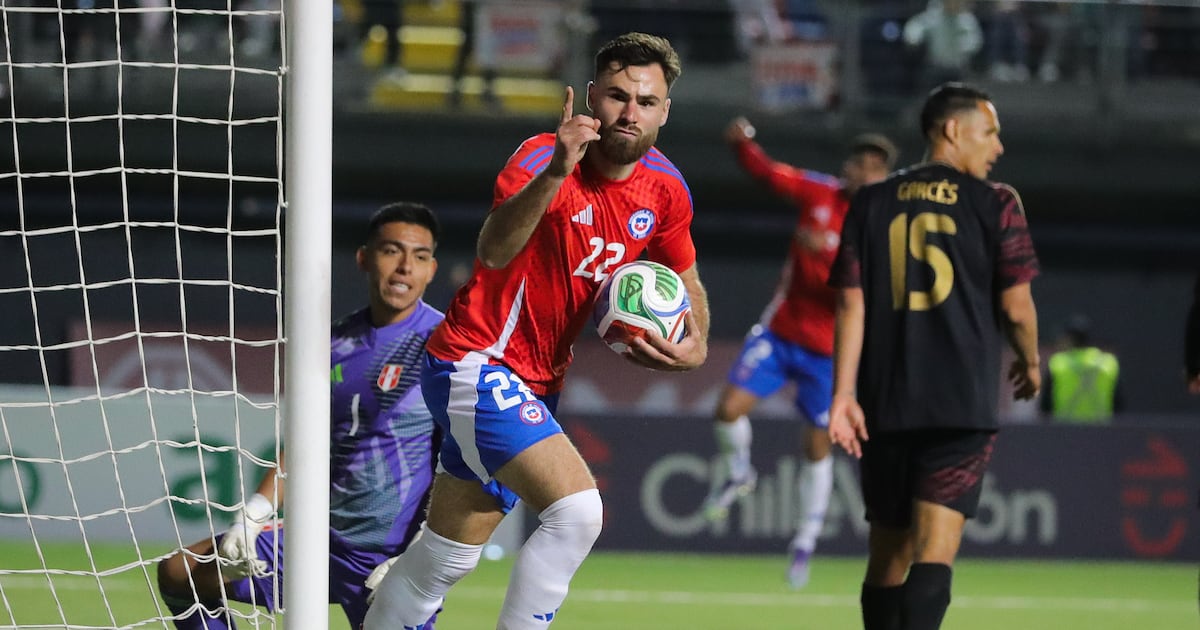 En el último minuto y con un autogol: la Roja consigue una agónica victoria sobre Perú