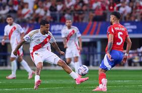 Con el DT apuntado y un escándalo federativo a cuestas: la crisis que sacude a Perú a horas de recibir a la Roja