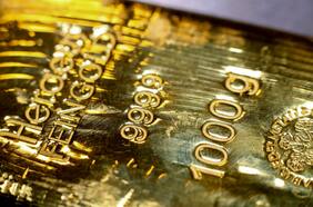 Oro alcanza nuevo máximo por debilidad del dólar y temor por EE.UU.