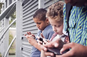 Colegios de Inglaterra dicen adiós a los teléfonos celulares