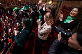 Francia se convierte en el primer país del mundo en consagrar el derecho al aborto en su Constitución