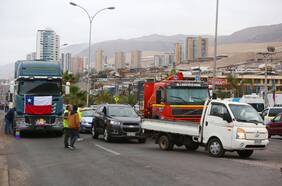 Carabineros libera rutas bloqueadas por el paro de camioneros en el norte del país