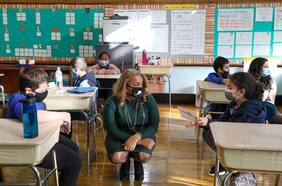 EE.UU. disminuye distancia mínima entre estudiantes a solo un metro, lo que ayudaría a reabrir colegios