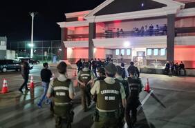 Fuegos artificiales y desórdenes: velorio de joven asesinado en controvertida discoteque de Maipú genera estragos en la comuna