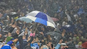 Con 8°C y lluvia: qué hay detrás de las pausas de rehidratación que generaron las pifias de la UC en Copa Libertadores