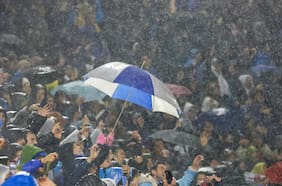 Con 8°C y lluvia: qué hay detrás de las pausas de rehidratación que generaron las pifias de la UC en Copa Libertadores