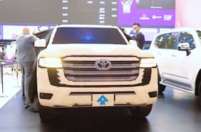 Medio millón de piezas y dos toneladas para este Toyota Land Cruiser de Lego, a escala real