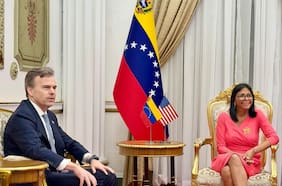 EE.UU. refuerza su plan de tres fases en Venezuela con reunión de su nuevo encargado de negocios y Delcy Rodríguez