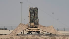 Irán lanza ataque de represalia contra bases de EE.UU. en Kuwait y se activan alertas aéreas en Bahréin