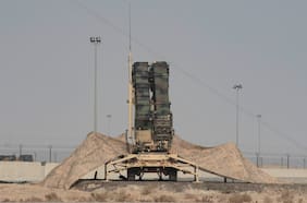 Irán lanza ataque de represalia contra bases de EE.UU. en Kuwait y se activan alertas aéreas en Bahréin