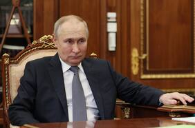 Acusan a Vladimir Putin de enviar un doble a su viaje relámpago a Ucrania