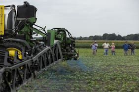 Deere invierte miles de millones en tractores autodirigidos y pulverizadores inteligentes