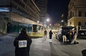 Dispararon unas 20 veces desde scooters: dos heridos deja ataque armado en Santiago Centro