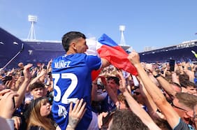Locura en la cancha del Ipswich Town: Marcelino Núñez es llevado en andas tras lograr el ascenso a la Premier League
