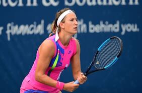 Azarenka gana Cincinnati por el retiro de Osaka