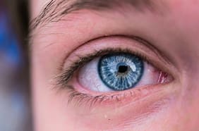 Una cirugía de $11 millones para cambiar el color de los ojos está ganando popularidad